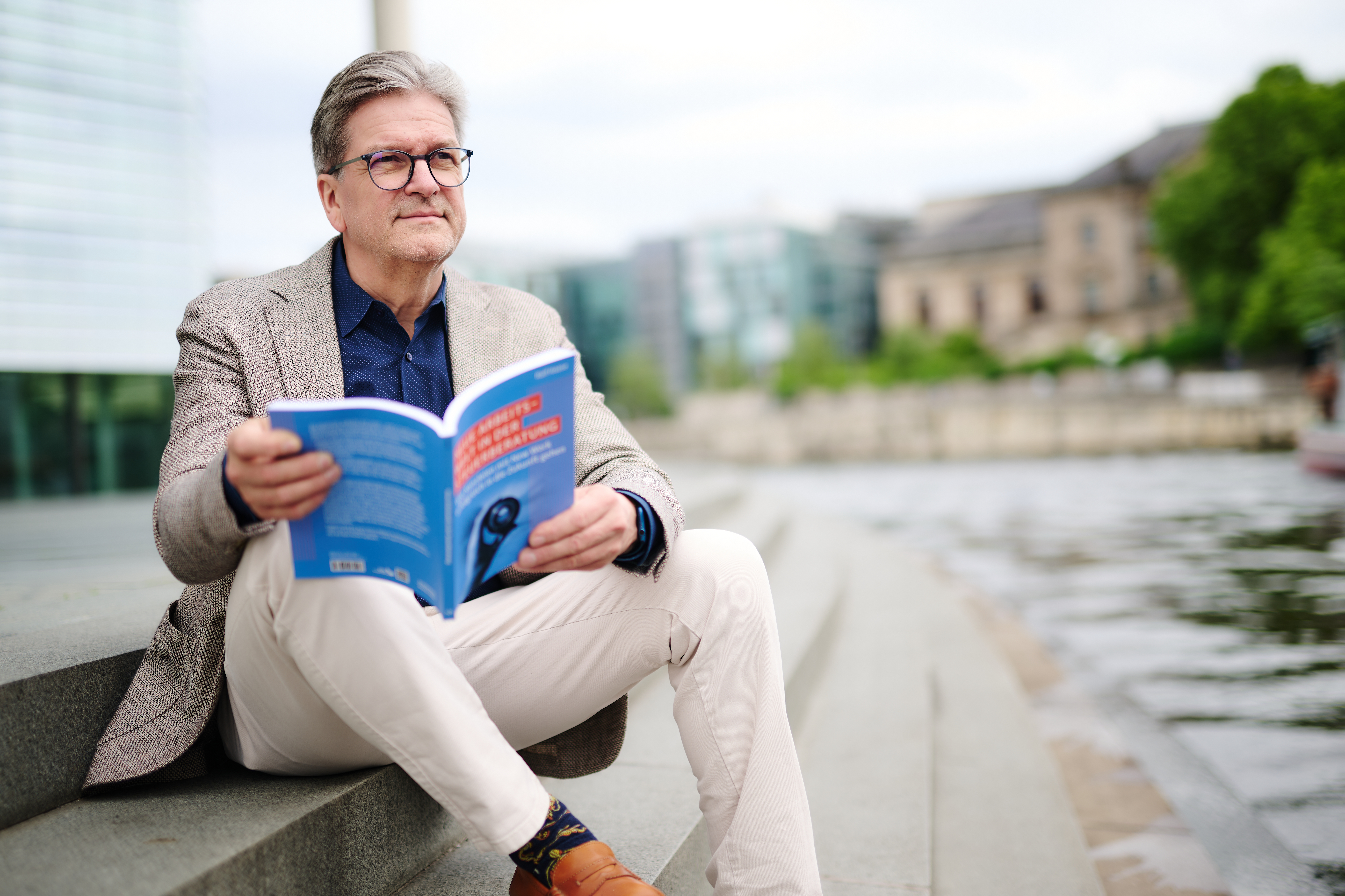 Ralf Haase mit seinem Buch Neue Arbeitswelt in der Steuerberatung